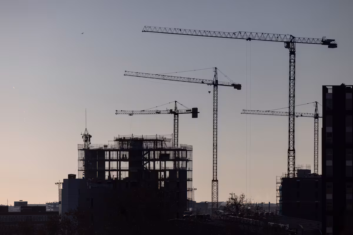 Obras de construcción de vivienda nueva en el barrio de La Marina de la Zona Franca de Barcelona, que concentra buena parte de la edificación.